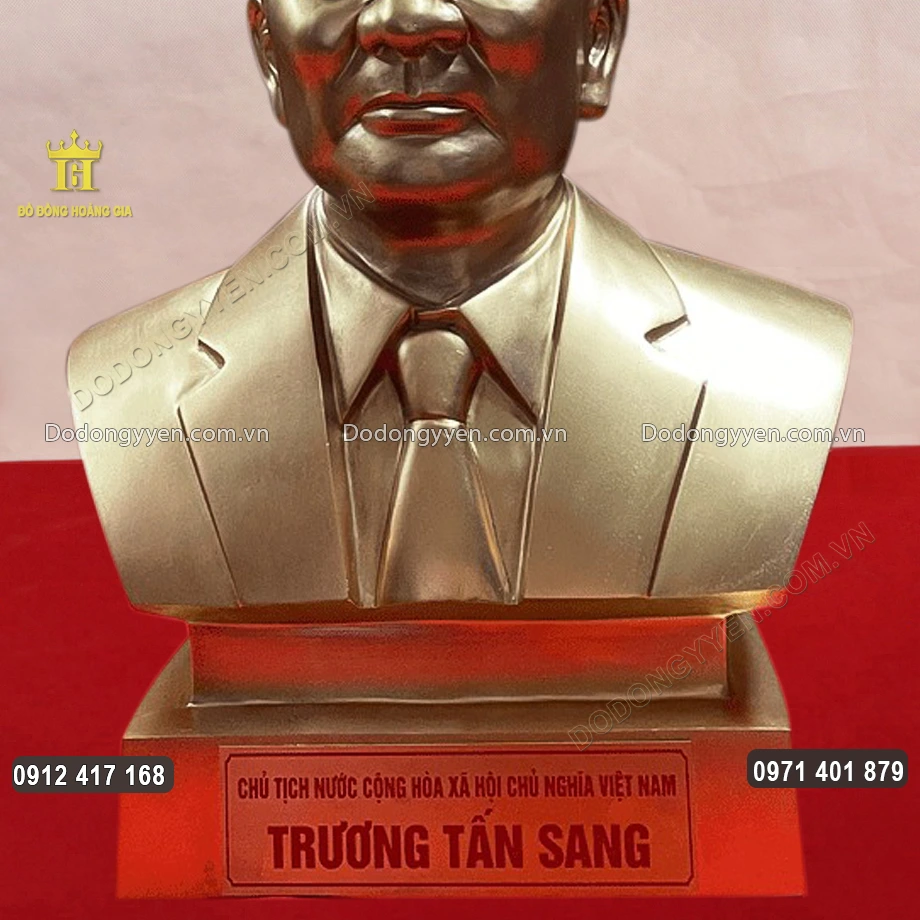 Phần ch&acirc;n đế chạm khắc sắc n&eacute;t t&ecirc;n v&agrave; chức vị cao nhất của &ocirc;ng